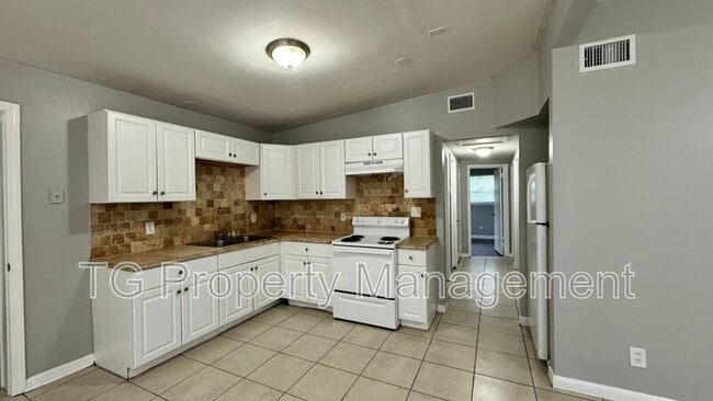 Building Photo - 6947 Clovis Rd