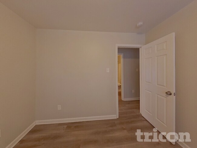 Building Photo - 1585 Kingston Dr