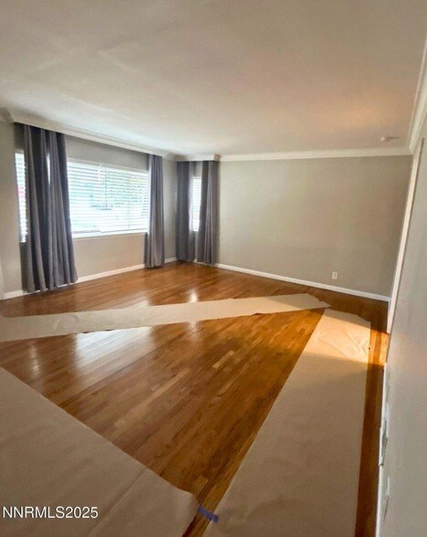 Building Photo - 320 W Plumb Ln