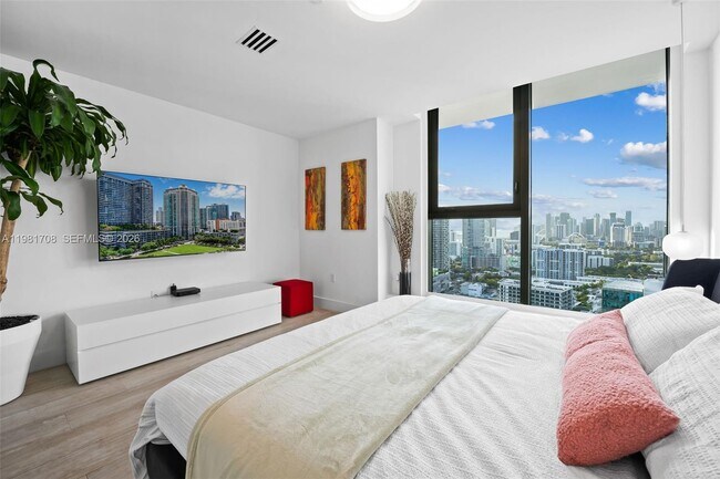 Building Photo - 121 NE 34th St