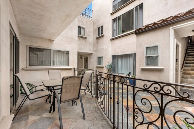 Building Photo - 4466 Coldwater Canyon Ave