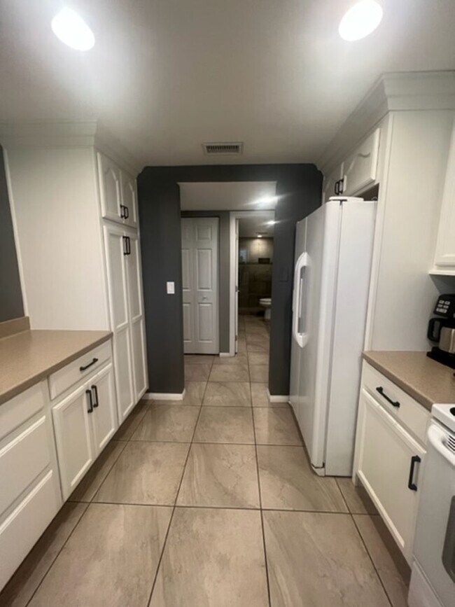 Building Photo - 3 Bed / 2 Bath House at INDIAN PALMS CC** ...