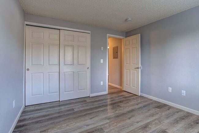 Building Photo - 1 bedroom 1 bath close to local shops!! Available soon