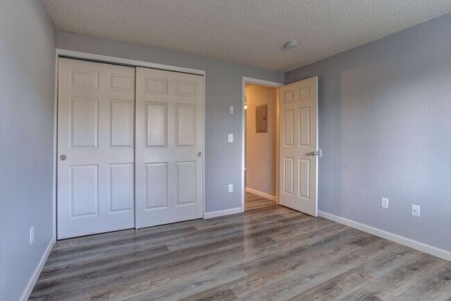 Building Photo - 2 bedroom 1 bath close to local shops!! Available soon!