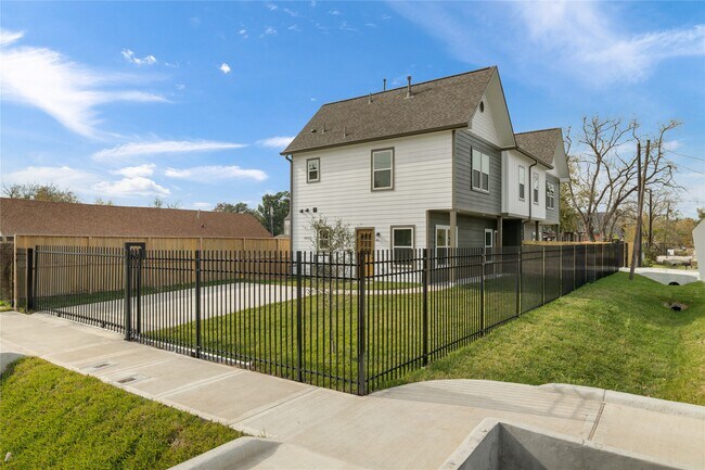 Building Photo - 6417 Eastland St