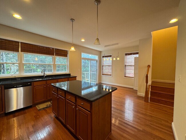 Building Photo - Gorgeous 4 Bed 3 Bath End Unit Brick Townh...