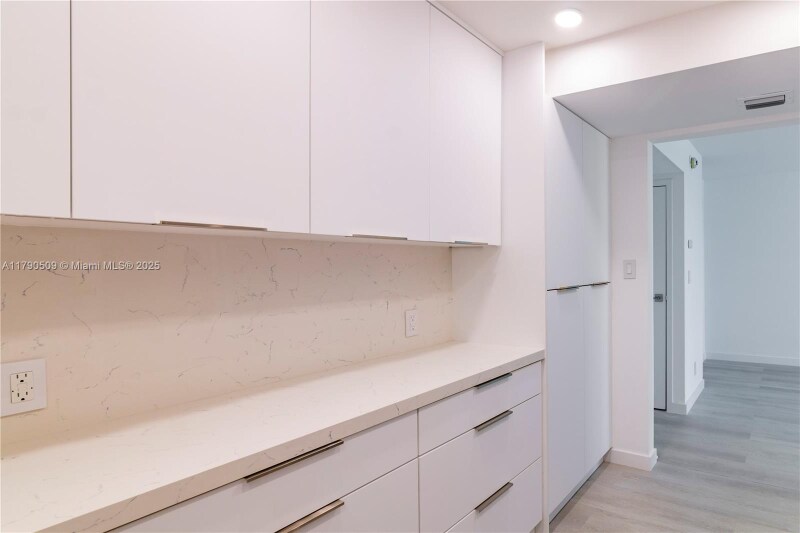 Building Photo - 100 Bayview Dr