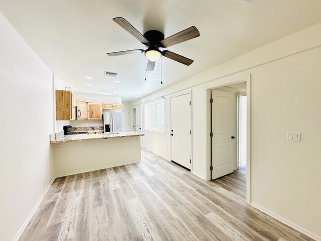 Building Photo - 1/2 Off Holiday Special! Modern Renovated 2 Bedroom! Desired Area Near Downtown with Washer/Dryer...