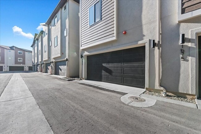 Building Photo - BRAND NEW 3 bed 3.5 bath townhouse