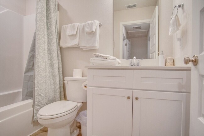 Building Photo - Convenient Gulf Breeze Location – 3BR/2.5B...