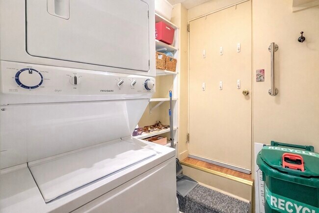 Building Photo - 100 Water St