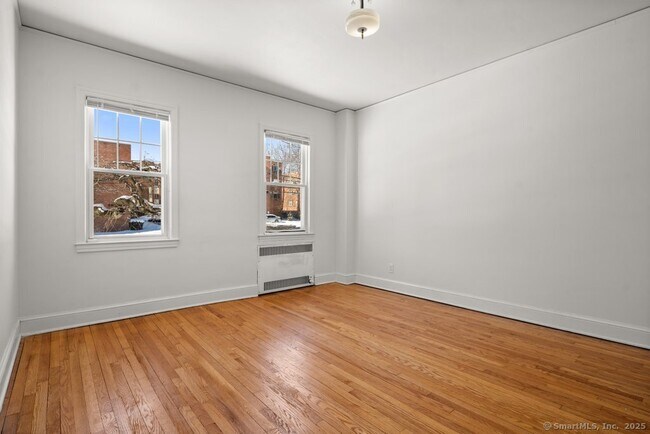 Building Photo - 684 Farmington Ave