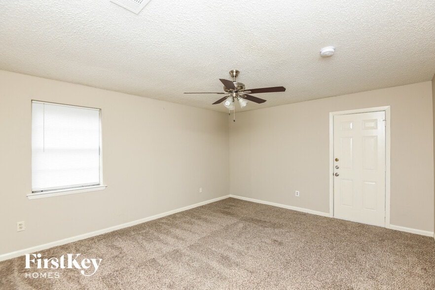 Building Photo - 2100 Cedar Ct