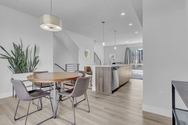 Building Photo - Stunning 3-bedroom, 4-bathroom townhouse!