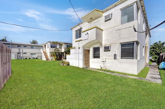 Building Photo - 1920 Biarritz Dr