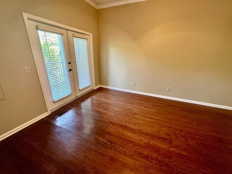 Building Photo - 2025 Woodmont Blvd