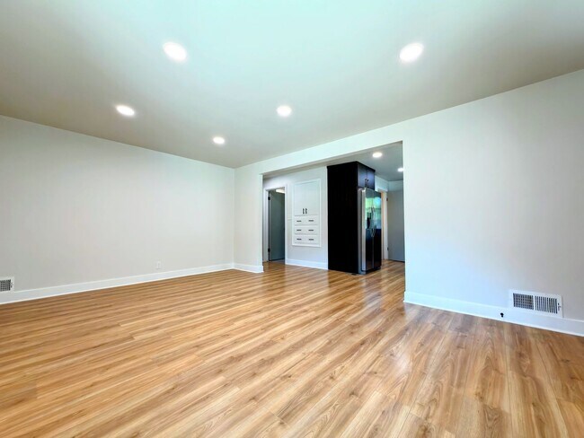 Building Photo - 1023 E Millbert Ave