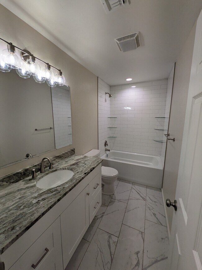 Building Photo - 906 Parkview Dr