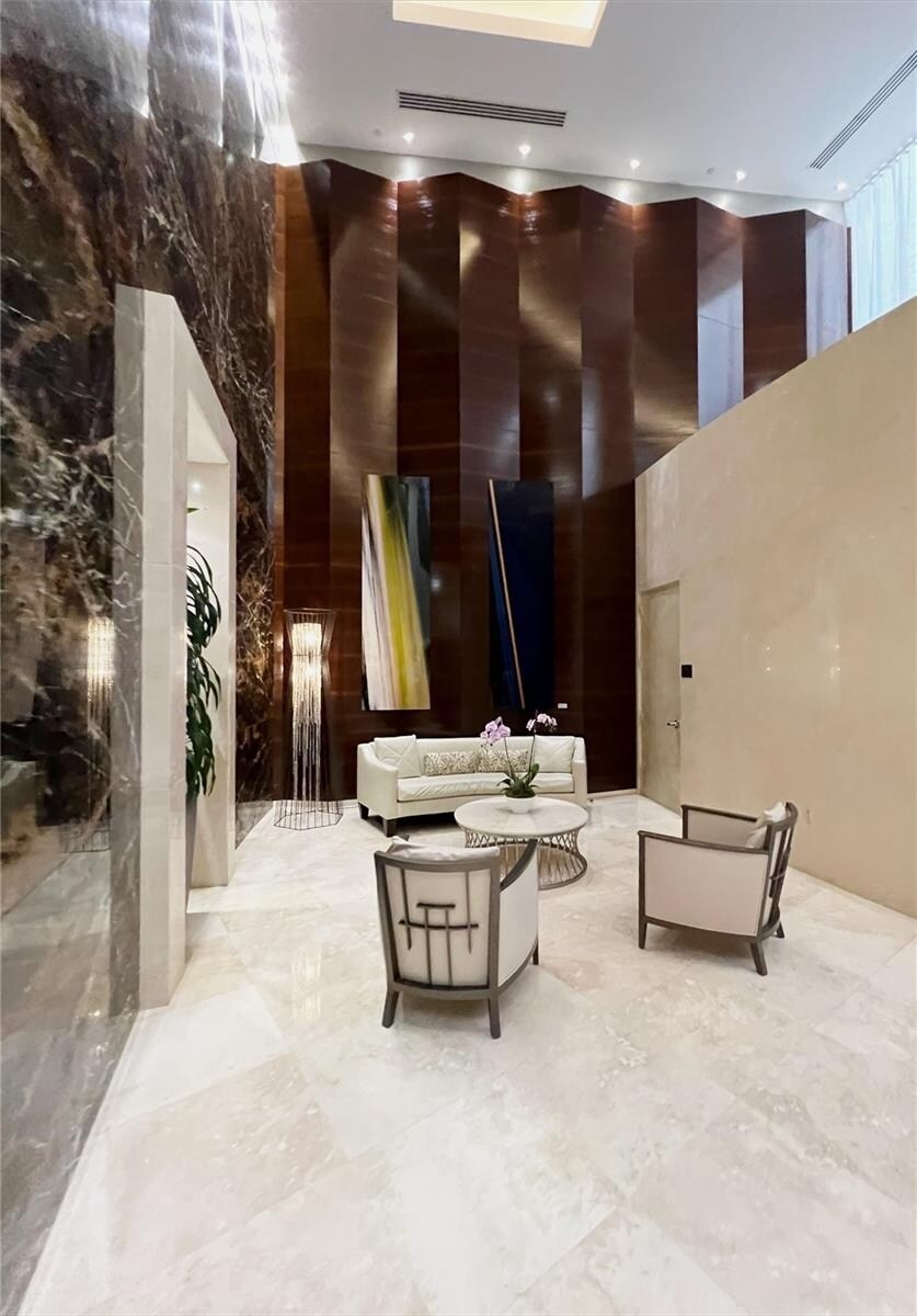 Building Photo - 15811 Collins Ave
