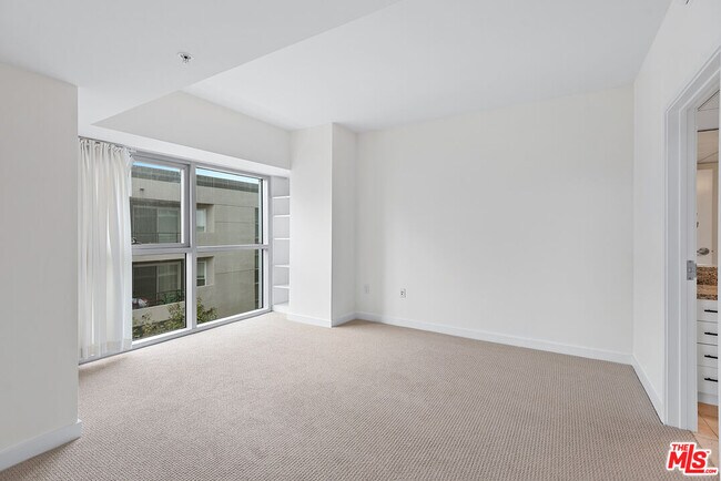 Building Photo - 13700 Marina Pointe Dr