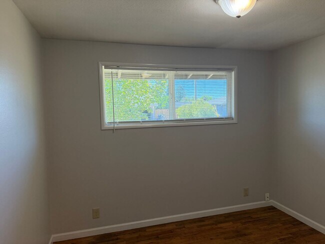 Building Photo - 3-bedroom, 1 bath duplex with garage!