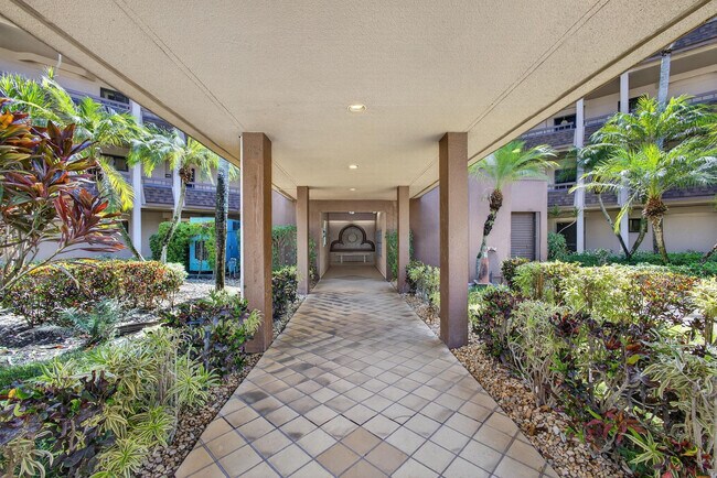 Building Photo - 4770 Fountains Dr S