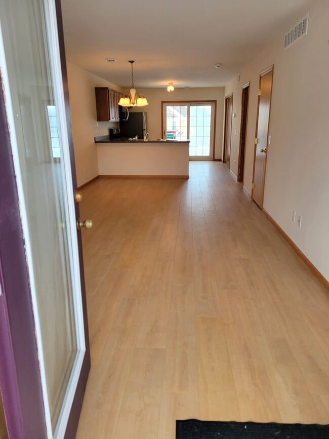 Building Photo - 2 Level Townhouse