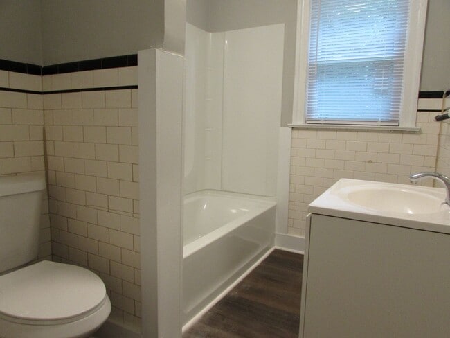 Building Photo - Cute Renovated 3 Bed/1 Bath Home - Large Y...