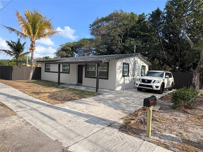 Building Photo - 10 SW 5th Ct