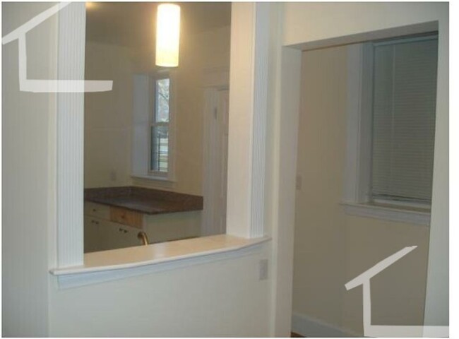 Building Photo - Nicely updated condo in Brookline for Sept...