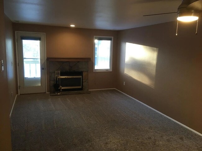 Building Photo - 2 Bedroom, 1 Bath Condo in South Anchorage