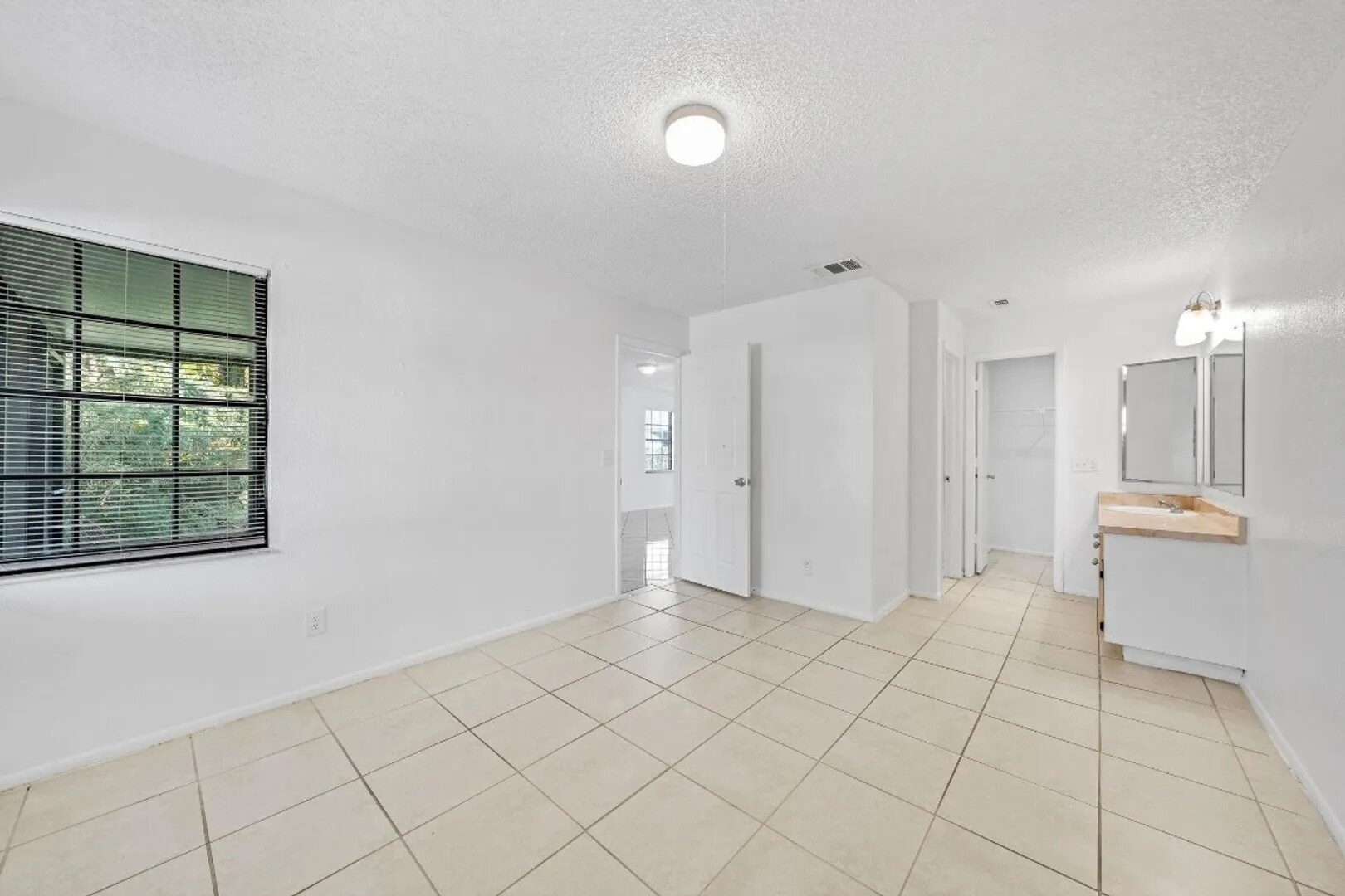 Building Photo - 273 SW Sterret Cir