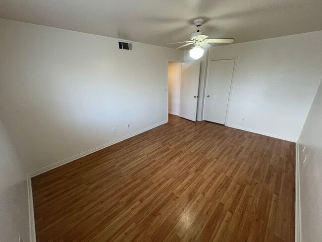 Building Photo - 3 bedrom 2.5 bath Gated Community Townhome with community  Pool, Spa & Private Garage