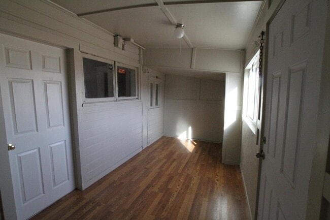 Building Photo - 1324 1/2 Main St - Apartment