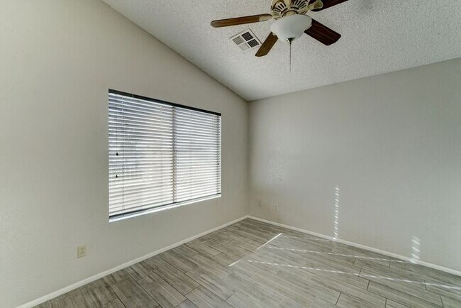 Building Photo - READY TO VIEW NOW! Recently Renovated 2bed/2bath Townhouse in Peoria!