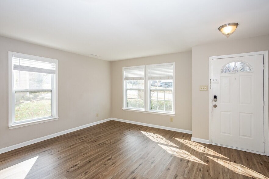 Building Photo - 8804 Old Potters Rd