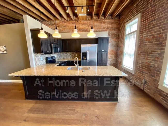 Building Photo - 412 South Ave