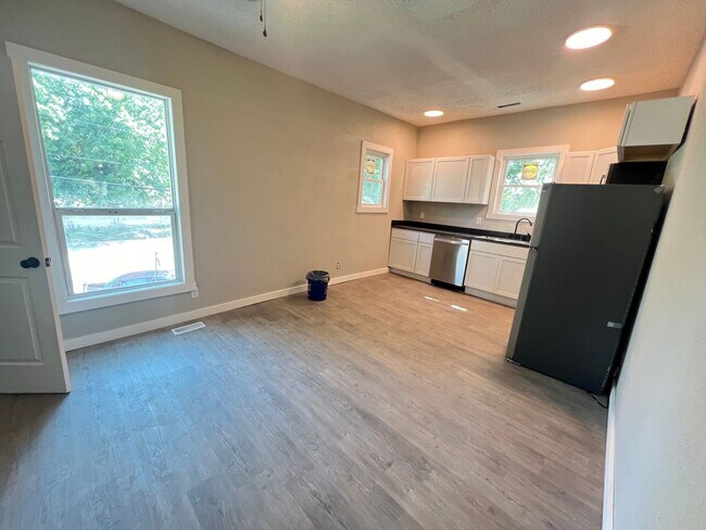 Building Photo - Newly Renovated 2 Bed, 2 Bath Duplex – Pet Friendly!