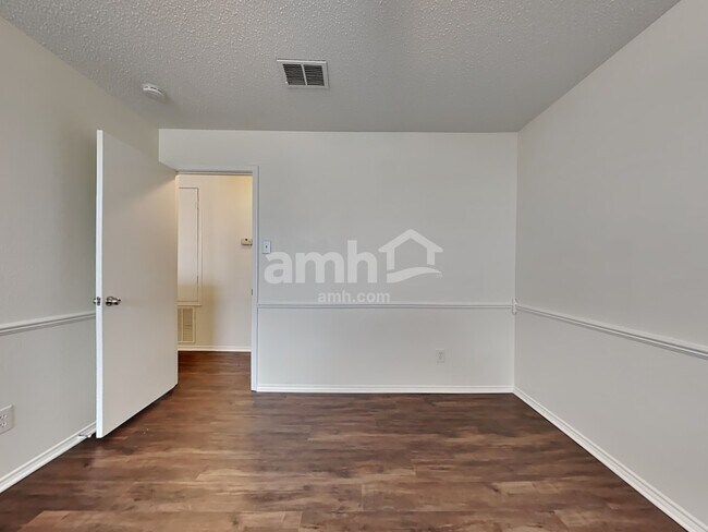 Building Photo - 205 Phlox Ln