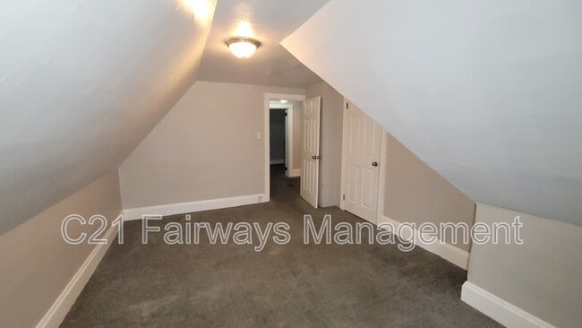 Building Photo - 208 Thompson St