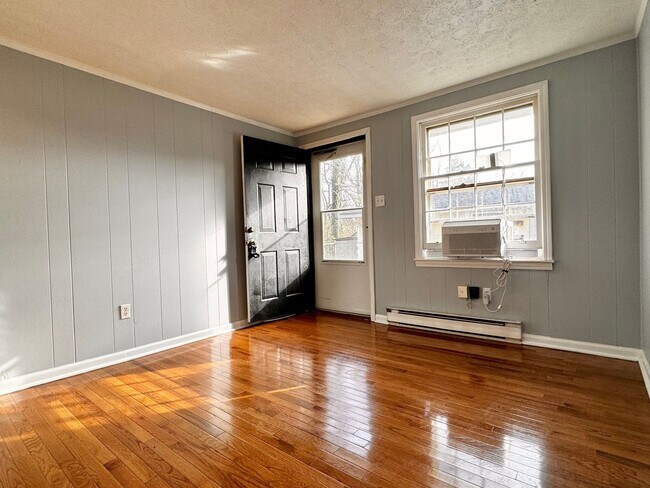 Building Photo - 1502 6th St SE