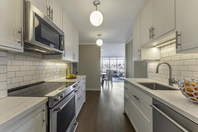 Building Photo - 565 Bellevue Ave