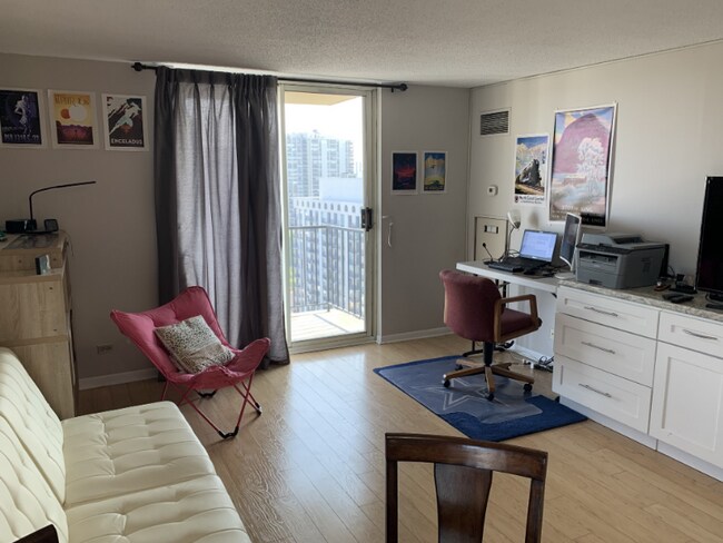 Building Photo - 1212 N La Salle Dr