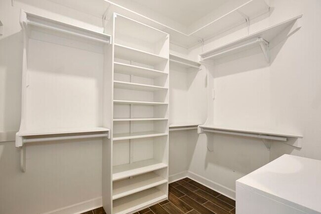 Building Photo - Elegant 5-Bedroom Pool Home for Rent in Sa...