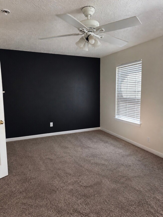 Building Photo - 1093 Eastgate Dr