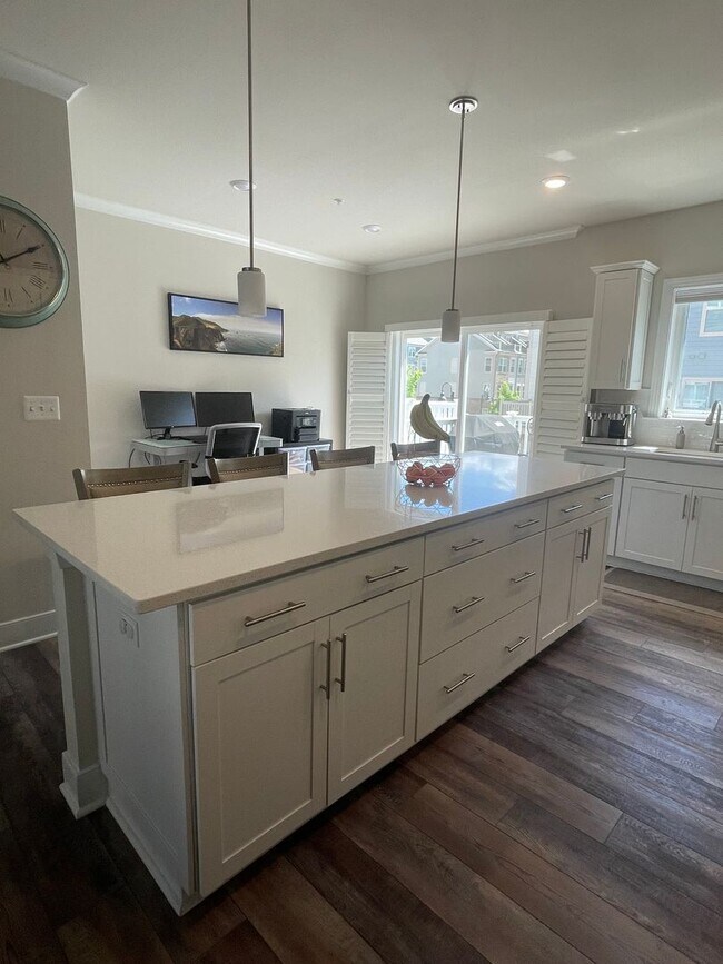 Building Photo - FOUR LEVEL TOWNHOUSE IN DOWNTOWN CROWN, 2 ...