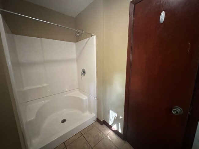 Building Photo - 6 BR 3 BA House in Colonial Hill Community