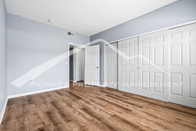 Building Photo - Spacious Condo with Washer/Dryer and Central AC
