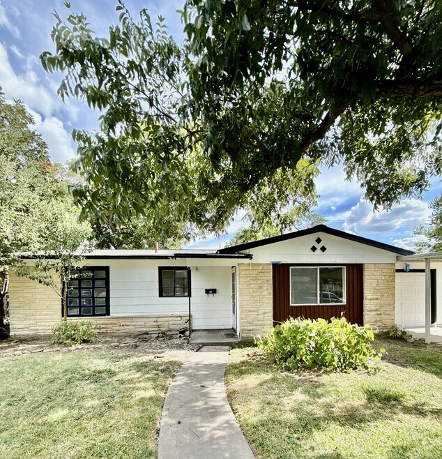 Building Photo - 458 Basswood Dr