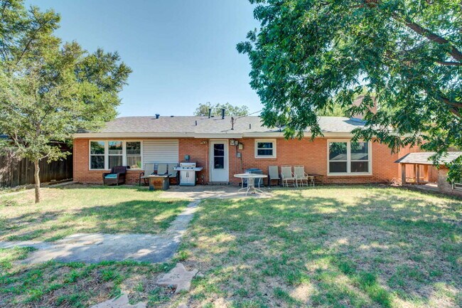 Building Photo - Renovated Three-Bedroom home in Central Lu...